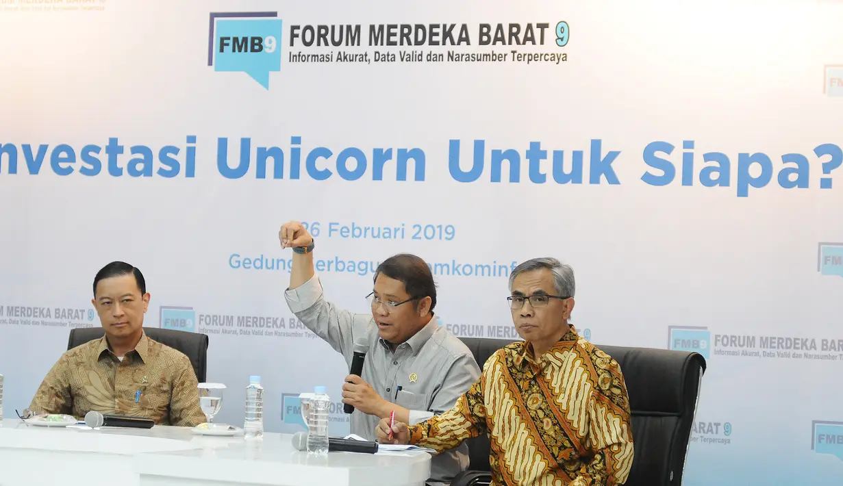 Menkominfo Rudiantara (tengah), Ketua Dewan Komisioner OJK Wimboh Santoso (kanan) dan Kepala BKPM Thomas Lembong  dalam diskusi Forum Merdeka Barat (FMB) 9 bertajuk 'Investasi Unicorn untuk Siapa?' di Jakarta, Selasa (26/2). (Liputan6.com/Herman Zakharia)