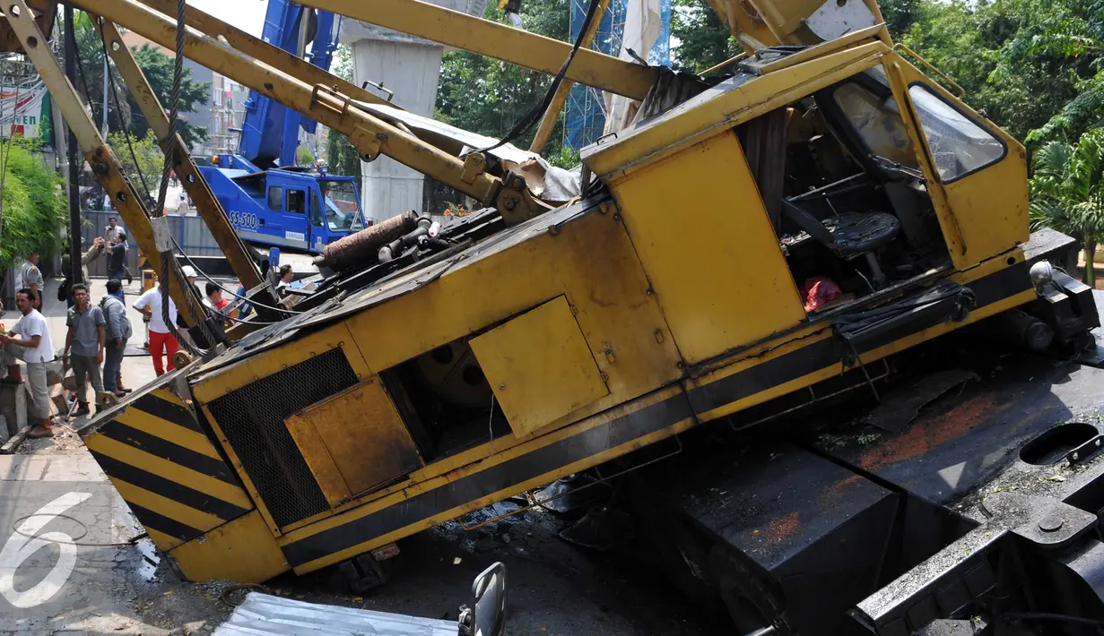 Sebuah crane jatuh di Jalan Kyai Maja, Kebayoran Baru, Jakarta Selatan, Kamis (15/10/2015). Alat besar yang tengah melakukan proyek ‎jalan layang ini menimpa salah satu rumah warga yang berada di sisi kanan jalan. (Liputan6.com/Helmi Afandi)
