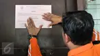 Kepala Dinas Kebersihan DKI Isnawa Adji menempelkan kertas penyegelan salah satu unit di asrama Dinas Kebersihan di Lenteng Agung, Jakarta, Jumat (30/9). Penyegelan sesuai dengan peraturan mengenai penempatan rumah dinas (Liputan6.com/Yoppy Renato)