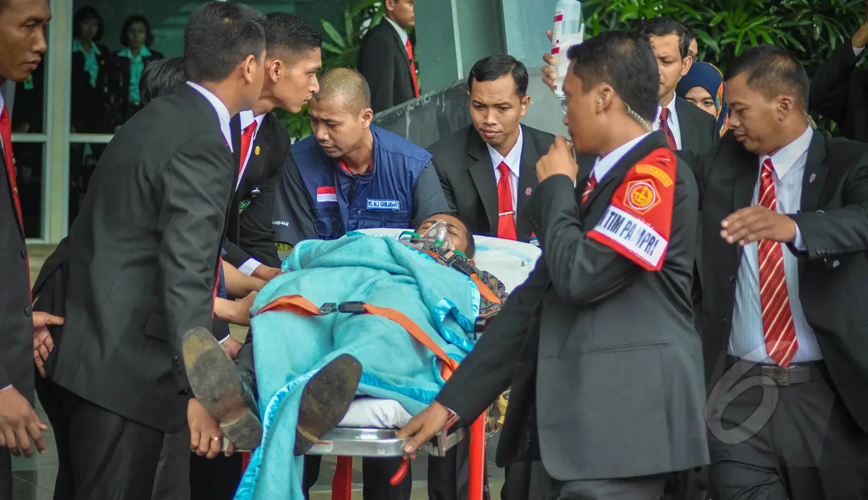 Sejumlah anggota TNI mengikuti latihan gabungan pengamanan di Jakarta, Kamis (9/4/2015). Latihan gabungan bertujuan untuk melatih kesigapan  jelang KTT Asia-Afrika ke-60 di Jakarta dan Bandung. (Liputan6.com/Faizal Fanani)