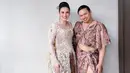 Chelsea Islan tampil dalam balutan kebaya bermodel kutu baru saat acara lamaran. Wanda Hara pun ambil bagian dalam acara spesial sang aktris sebagai fashion stylish. (Liputan6.com/IG/@wanda_haraa)