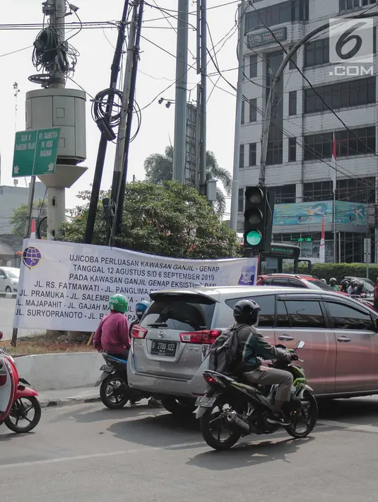Spanduk sosialisasi sistem ganjil genap terpasang di kawasan Jalan Fatmawati Raya, Jakarta, Jumat (9/8/2019). Sosialisasi perluasan sistem ganjil genap dilakukan mulai 7 Agustus hingga 8 September 2019. (Liputan6.com/Faizal Fanani)