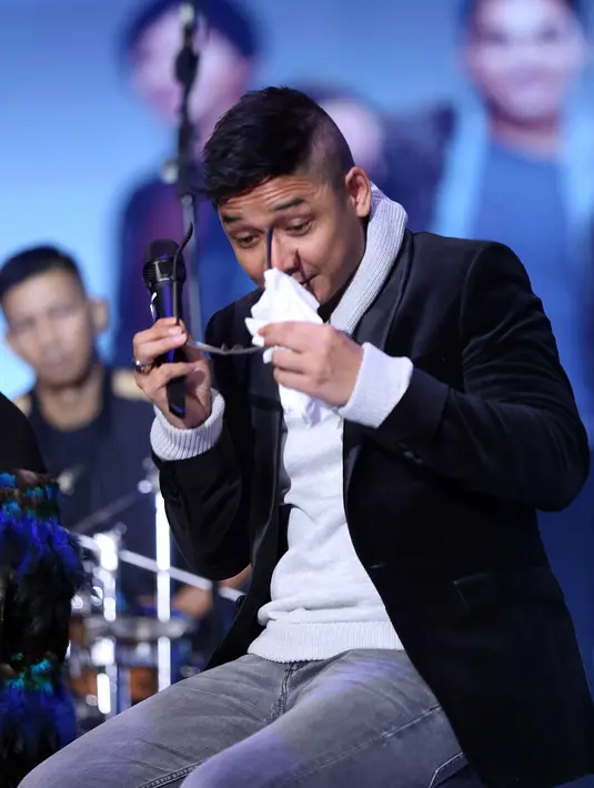 "Iya, saya jadi ikut sedih. Padahal saya sudah bilang enggak mau sedih. Tapi ya wajar, karena kebersamaan kita bukan hanya sehari dua hari, bahkan pertemuan kita setiap hari," kata Pasha. (Nurwahyunan/Bintang.com)