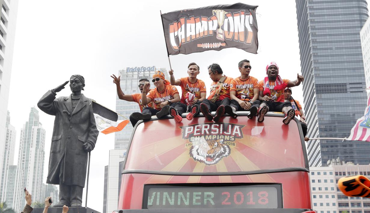 Pemain Persija Jakarta bersama The Jakmania melakukan pawai merayakan gelar juara Liga 1 musim 2018 di Bundaran HI, Jakarta, Sabtu (15/12). Persija berhasil juara Liga 1 usai mengalahkan Mitra Kukar. (Bola.com/M Iqbal Ichsan)