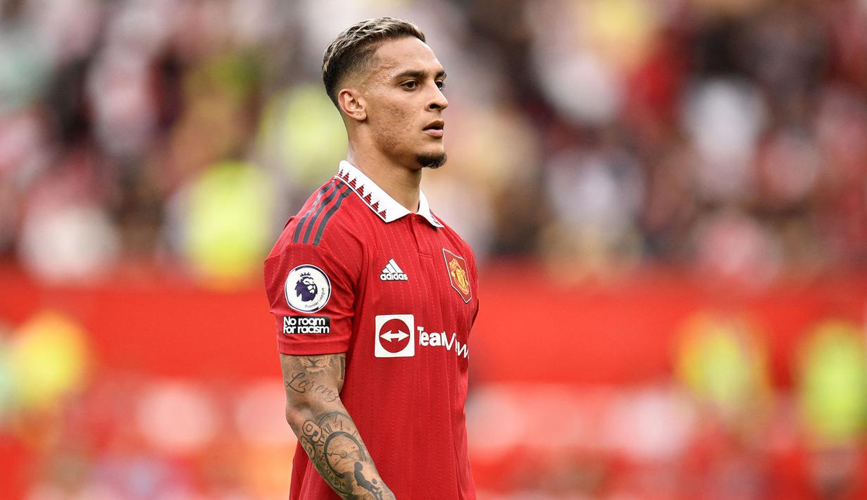Antony telah resmi menjalani penampilan debutnya di Liga Inggris bersama Manchester United. Tak hanya itu, ia juga telah sukses mencetak gol perdananya saat mengalahkan Arsenal 3-1 pada Minggu (04/09/2022) kemarin. Sebelumnya, penyerang 22 tahun tersebut direkrut dari Ajax Amsterdam dengan biaya 95 juta euro. (AFP/Oli Scarff)