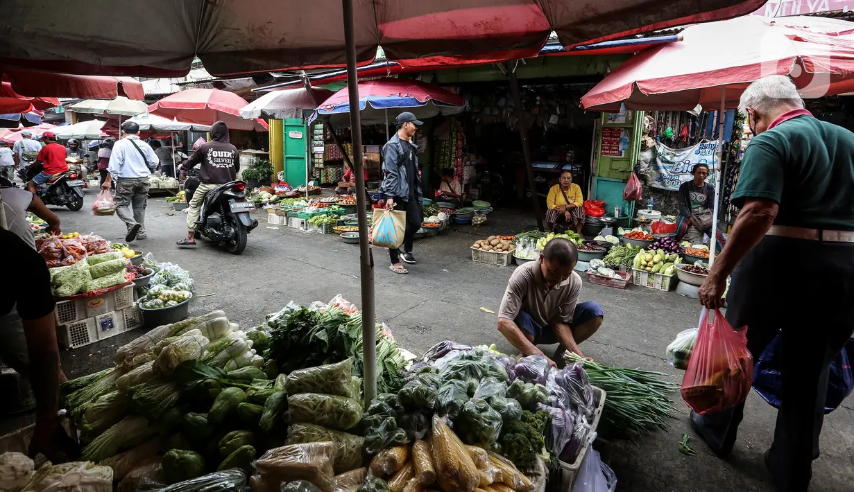 Aktivitas jual beli di Pasar Tradisional Kebayoran, Jakarta Selatan, Senin, (5/9/2022). Pembeli mengeluhkan harga-harga bahan pangan yang mulai naik hari ini, atau 2 hari setelah Presiden Joko Widodo (Jokowi) mengumumkan kenaikan harga bahan bakar minyak (BBM) jenis pertalite, solar, dan pertamax. (Liputan6.com/Johan Tallo)