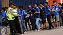 Suporter Persib rela antri panjang untuk menyaksikan laga Persib vs Mitra Kukar di Piala Bhayangkara di Stadion Si Jalak Harupat, Bandung, Kamis (17/3/2016). Laga Persib kontra Mitra Kukar berakhir imbang 1-1. (Liputan6.com/Helmi Fithriansyah)