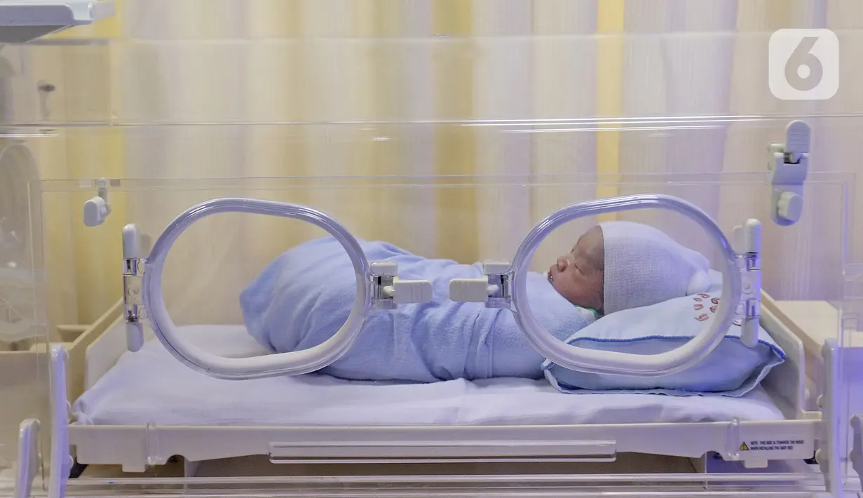 Kondisi bayi yang baru lahir di Rumah Sakit Ibu dan Anak Tambak, Jakarta, Kamis (20/2/2020). Bayi laki-laki yang belum diberi nama dari pasangan Khaidah Nurmayanti dan Agus Suseno itu lahir pada tanggal 20 bulan 02 tahun 2020 atau 20-02-2020. (Liputan6.com/Herman Zakharia)