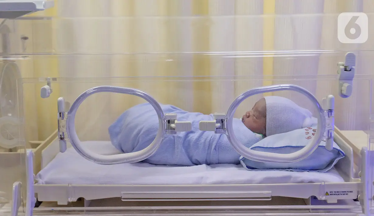 Kondisi bayi yang baru lahir di Rumah Sakit Ibu dan Anak Tambak, Jakarta, Kamis (20/2/2020). Bayi laki-laki yang belum diberi nama dari pasangan Khaidah Nurmayanti dan Agus Suseno itu lahir pada tanggal 20 bulan 02 tahun 2020 atau 20-02-2020. (Liputan6.com/Herman Zakharia)