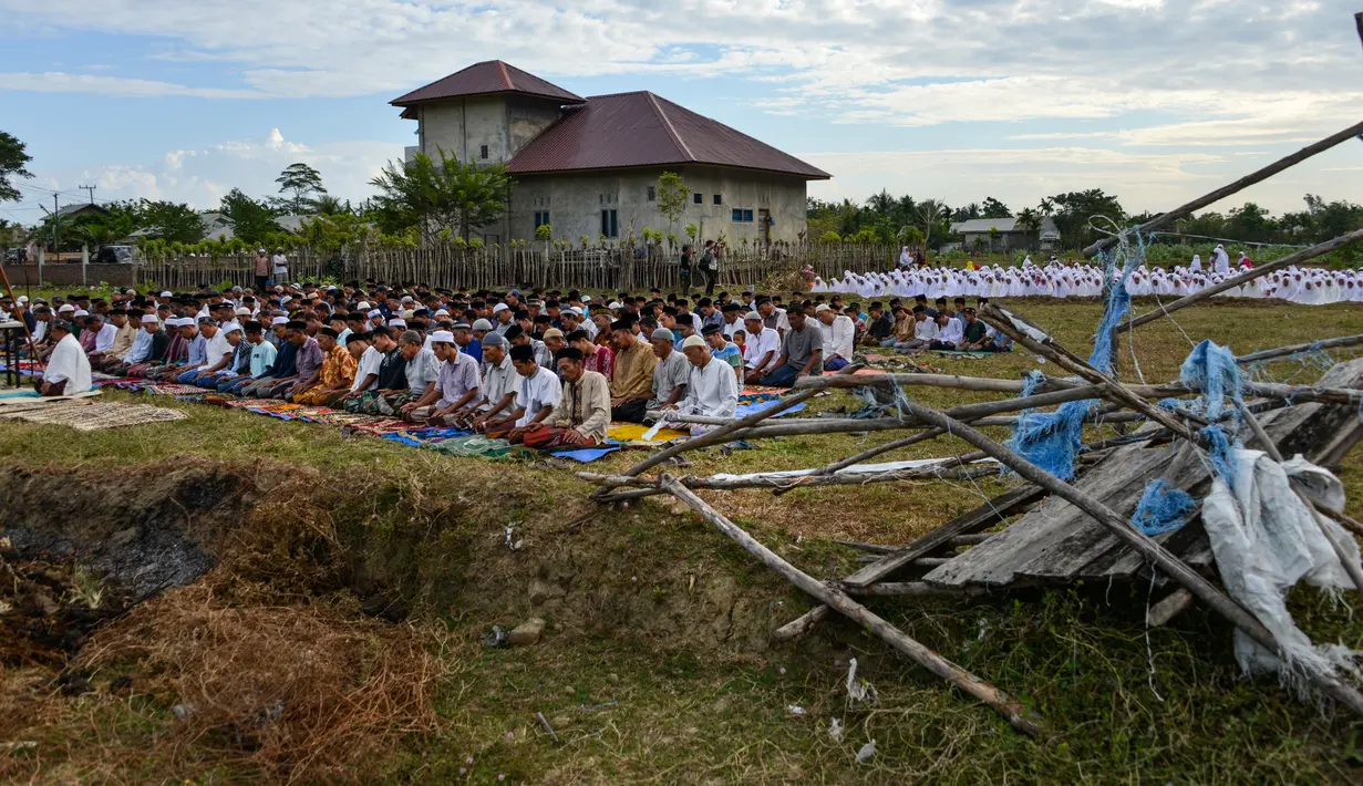 Para petani menunaikan salat meminta hujan (Istisqa) di Peukan Bada, dekat Banda Aceh, Kamis (23/1/2020). Salat Istisqa bertujuan memohon diturunkannya hujan karena sejumlah wilayah di sana mengalami musim kemarau sehingga menyebabkan kekeringan. (CHAIDEER MAHYUDDIN / AFP)