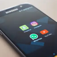 Ilustrasi Media Sosial dan Aplikasi Chat | unsplash.com/@christianw