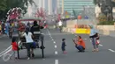 Delman saat melintasi Kawasan Bundaran HI ketika pelaksanaan Car Free Day di Jakarta, Minggu (26/6). Petugas Dinas Perhubungan DKI Jakarta melarang pengendara delman melintasi Kawasan Bundaran HI. (Liputan6.com/Gempur M Surya)