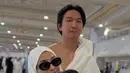 Tak hanya bersama suami dan ibunya, Nikita Willy pun tampak menggendong putra pertamanya. Issa.  Niki pun mengenakan baju panjang lengan coklat dipadu kerudung putih panjangnya. Ia pun memilih mengenakan kacamata hitam Celine. [@yorafebrina]