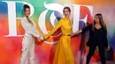 Supermodel Bella Hadid (kiri) dan Gigi Hadid (tengah) saat menghadiri New York Fashion Week (NYFW), Minggu (9/9). NYFW berlangsung pada 6 September hingga 14 September 2018. (Photo by Brent N. Clarke/Invision/AP)