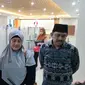 Rahmi, ibu dari peneliti Badan Riset dan Inovasi Nasional (BRIN) Andi Pangerang Hasanuddin menyambangi Gedung Bareskrim Polri, Jakarta Selatan, Jumat (12/5/2023). (Foto: Nur Habibie/Merdeka.com)