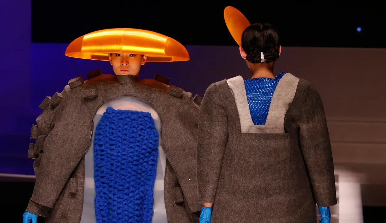 Sejumlah model mengenakan busana kreasi Hempel Award 24th Cina International Fashion Designer Contest di Cina , 25 Maret 2016. Lomba fashion ini diperuntukkan oleh para desainer muda yang mahir dalam bidang fashion. (REUTERS / Kim Kyung - Hoon)