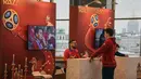Petugas memberikan penjelasan kepada warga jelang drawing Piala Dunia 2018 di Kremlin, Moscow, Selasa (28/11/2017). Drawing 32 peserta Piala Dunia 2018 akan dilakukan pada Jumat (1/12/2017) di Rusia. (AFP/Alexander Nemenov)