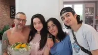 Momen Keluarga Beri Kejutan untuk Megan Domani. (YouTube: Domani House Channel)