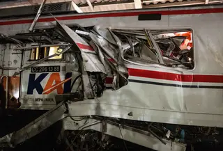 Foto menunjukkan lokasi di mana lokomotif Kereta Api Jarak Jauh (KAJJ) Argo Bromo Anggre menembus gerbong belakang Kereta Rel Listrik (KRL) Commuter Line di Stasiun Bekasi Timur, Jawa Barat, pada Selasa 28 April 2026 dini hari. (Yasuyoshi Chiba/AFP)