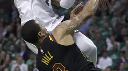 Pemain Cleveland Cavaliers, George Hill (3) berusaha menahan laju pemain Boston Celtics, Jaylen Brown pada gim kelima final NBA Wilayah Timur di TD Garden, Boston, (23/5/2018). Boston Celtics menang 96-83. (AP/Charles Krupa)