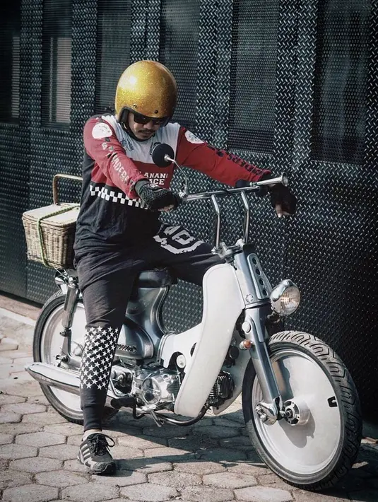 Tak hanya hobi touring dengan motor gede, Cella juga sering jalan-jalan dengan motor klasik miliknya. Diketahui jika Cella mengoleksi vespa di rumahnya. (Liputan6.com/IG/@cellanadalam)