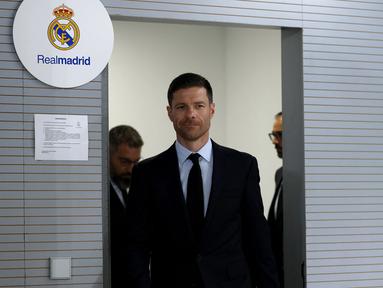 Xabi Alonso memasuki ruang konferensi pers perkenalan pelatih baru Real Madrid yang berlangsung di Real Madrid Sports City, Valdebebas, Spanyol, Senin (26/05/2025) waktu setempat. (AFP/Thomas Coex)