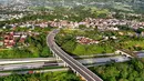 Foto udara memperlihatkan ruas Jalan Tol Bogor-Ciawi-Sukabumi (Bocimi) di Cibadak, Kabupaten Sukabumi, Jawa Barat, Jumat (31/10/2025). Hal ini tidak hanya mengurangi kepadatan di jalur nasional, tetapi juga membuka peluang pemerataan pembangunan dan peningkatan kesejahteraan masyarakat di Jawa Barat bagian selatan. (merdeka.com/Arie Basuki)
