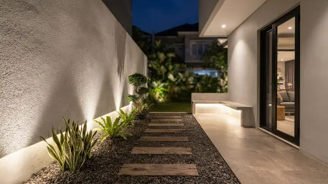 Teras Rumah 1,5 Meter dengan Taman Kering di Sepanjang Dinding