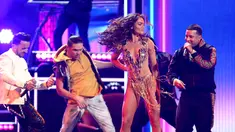 Luis Fonsi dan Daddy Yankee serta Miss Universe 2006, Zuleyka Rivera membawakan Despacito di panggung Grammy Awards 2018 di New York, Minggu (28/1). Keduanya menyanyikan versi asli lagu Despacito dalam bahasa Spanyol secara utuh. (Matt Sayles/Invision/AP)