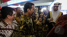 Sejumlah bocah terlihat gembira saat melihat Presiden Jokowi hadir dalam AITIS 2015 di kawasan Jiexpo, Jakarta, Rabu (13/5/2015). AITIS 2015 memamerkan beragam produk unggulan industri kecil dan menengah (IKM). (Liputan6.com/Faizal Fanani)