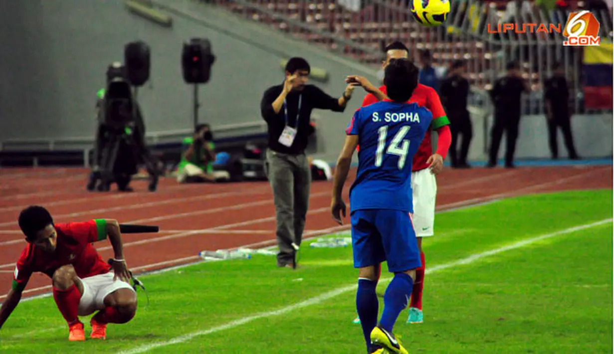 Pemain Timnas Indonesia Andik Vermansyah tertatih setelah mendapat hadangan keras dari pemain Laos dalam Laga AFF Suzuki 2012 di Stadion Bukit Jalil, Kuala Lumpur, Malaysia. Minggu 25 November 2012. Pertandingan Berakhir 2-2.