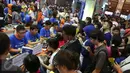 Pengunjung mengantre di pameran Garuda Travel Fair (GATF) di JCC Senayan, Jakarta, Jumat (7/10). GATF  menawarkan tiket dan paket wisata dengan harga lebih rendah dari harga normal ke berbagai destinasi dalam dan luar negeri. (Liputan6.com/Angga Yuniar)
