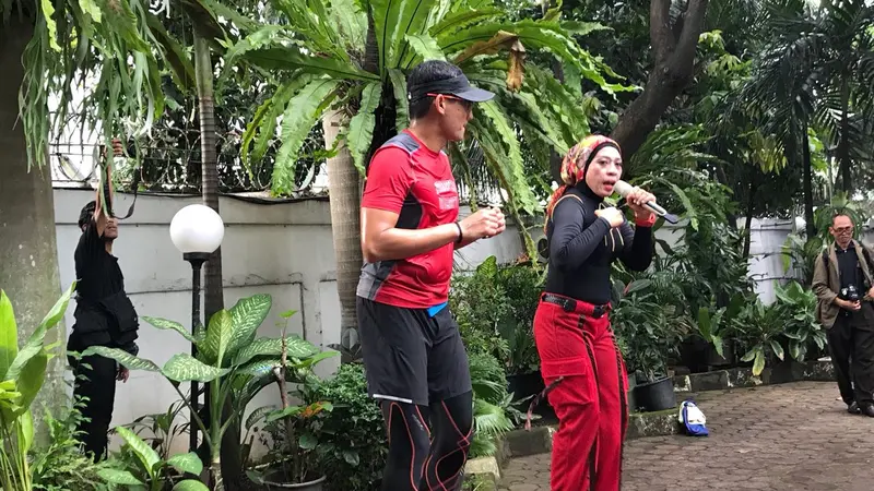 Di Bawah Guyuran Hujan, Sandiaga Senam Pagi Bersama Pegawai Pemprov