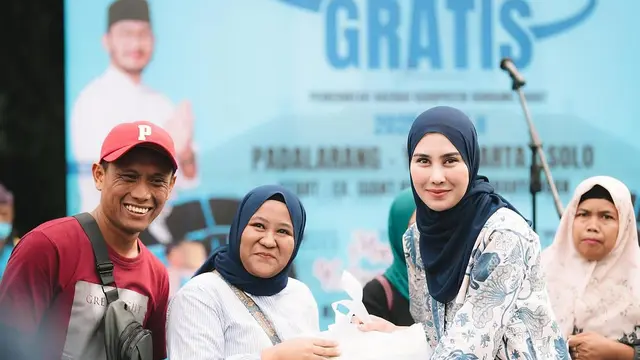 6 Potret Syahnaz Sadiqah Temani Suami Berangkatkan Warga Bandung Barat Mudik Gratis