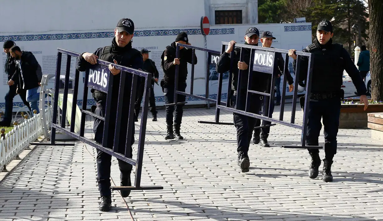Aparat keamanan membuat pembatas agar warga tak mendekat ke lokasi ledakan yang mengguncang Sultanahmet Square di pusat kota Istanbul, Turki, Selasa (12/1). Ledakan ini menewaskan sekitar 10 orang dan 15 lainnya luka-luka. (REUTERS/Kemal Aslan)