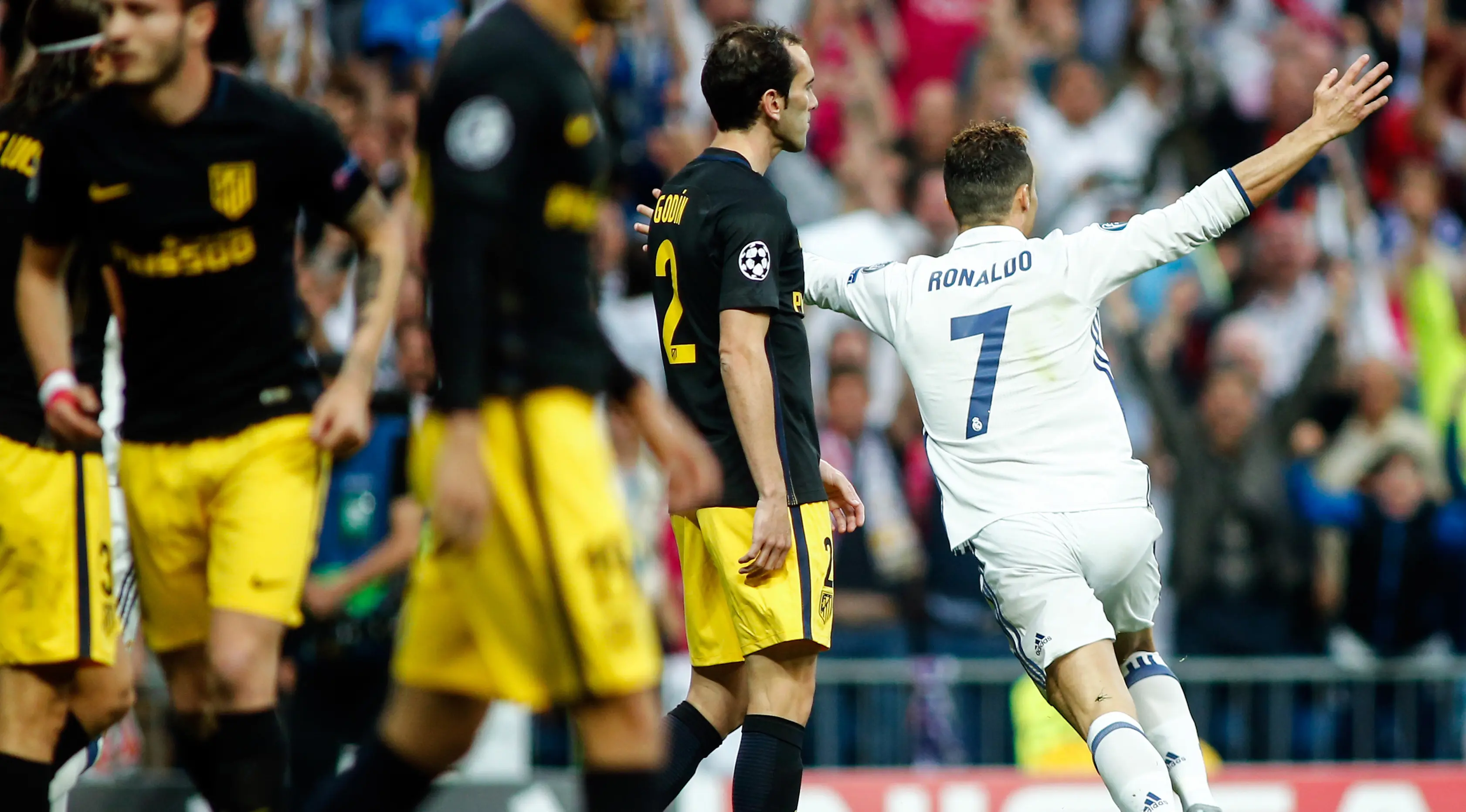 Selebrasi Cristiano Ronaldo (CR7) usai mencetak gol di leg pertama semifinal Liga Champions antara Real Madrid vs Atletico Madrid di Santiago Bernabeu, Rabu (3/5). CR7 mengukir hat-trick dan mengantarkan Madrid menang telak 3-0. (AFP Photo) 