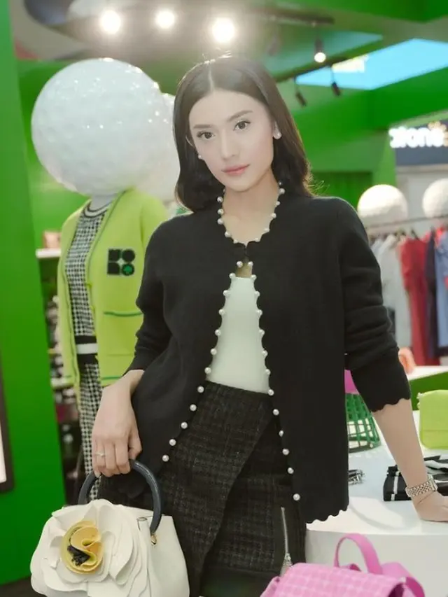 Anissa Aziza tampil keren (Instagram/anissaaziza)