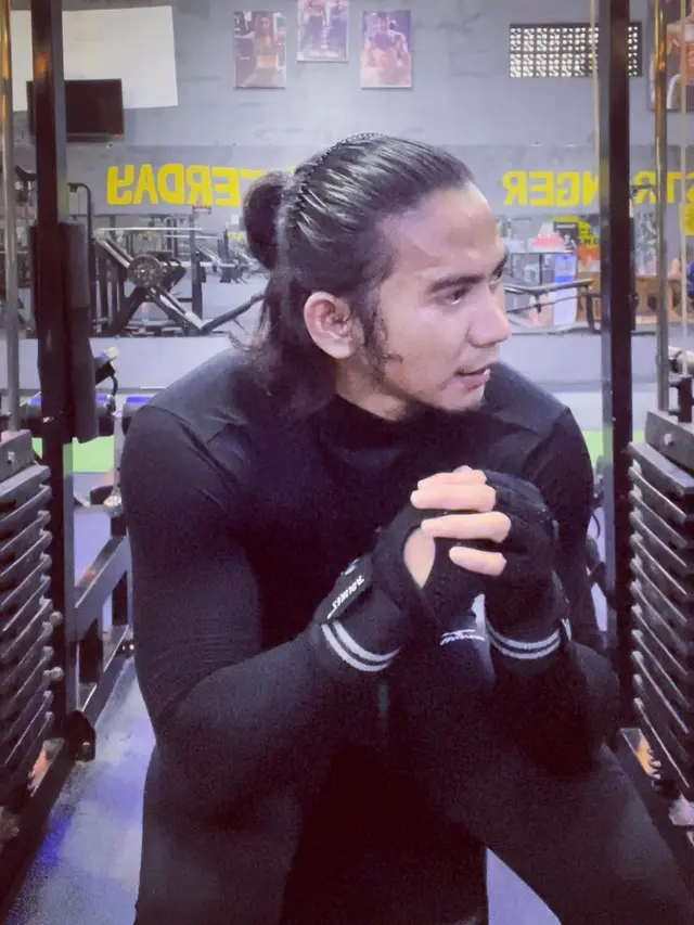6 Potret Terbaru Rizki D'Academy Usai Bercerai, Tampil dengan Rambut Gondrong
