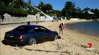 Maserati Quattroporte diparkir di pantai. (Carscoops)