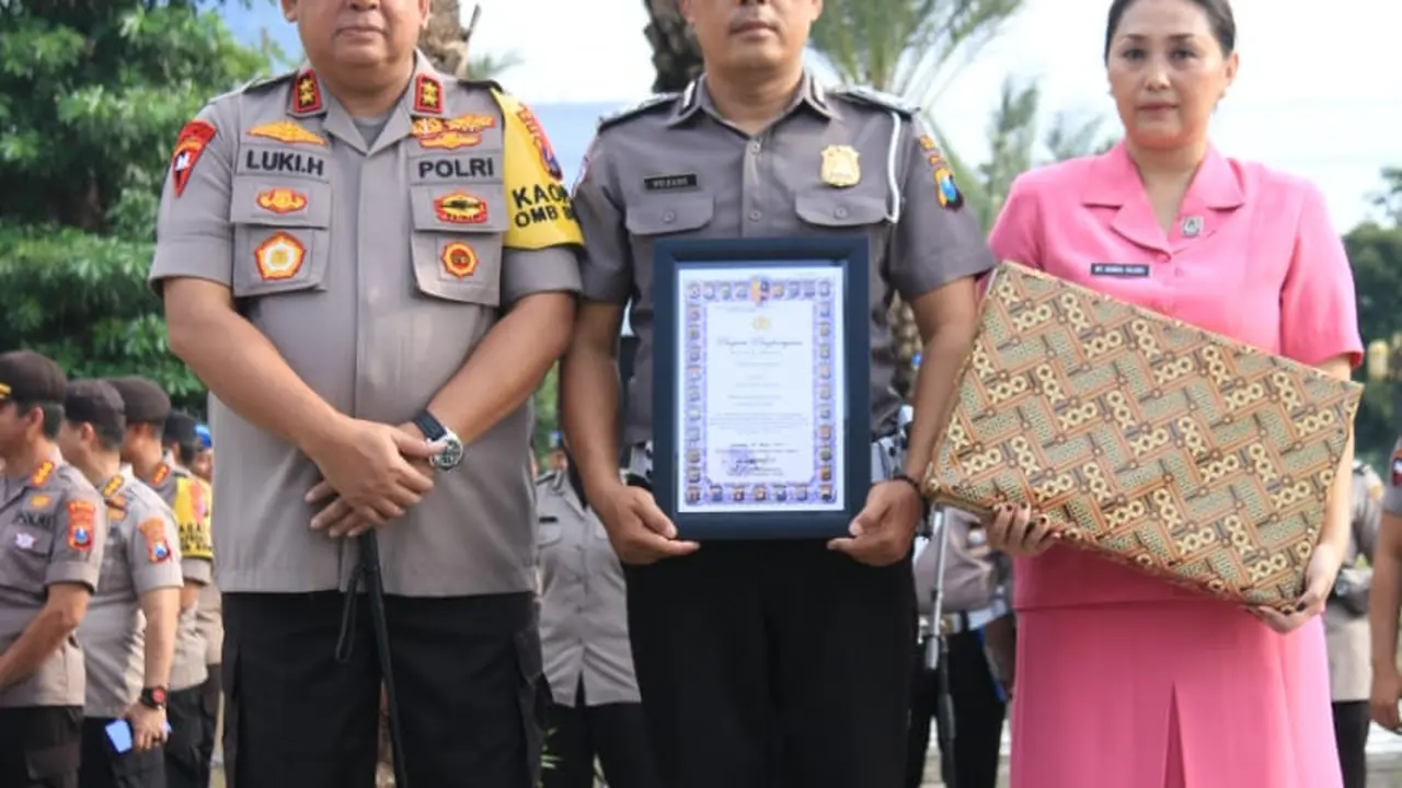 Aiptu Sujadi mendapat piagam penghargaan