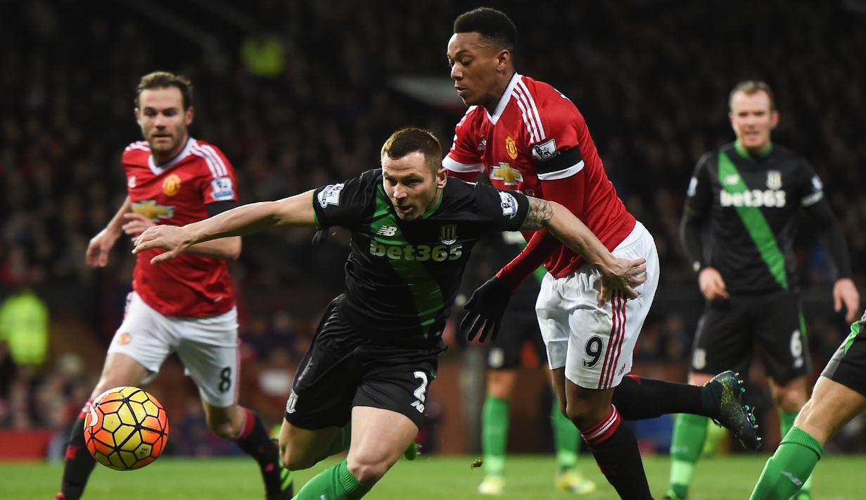 Pemain MU, Anthony Martial, berebut bola dengan pemain Stoke City, Phil Bardsley (kiri), dalam lanjutan Liga Inggris di Stadion Old Trafford, Manchester, Rabu (3/2/2016) dini hari WIB. (AFP/Paul Ellis)
