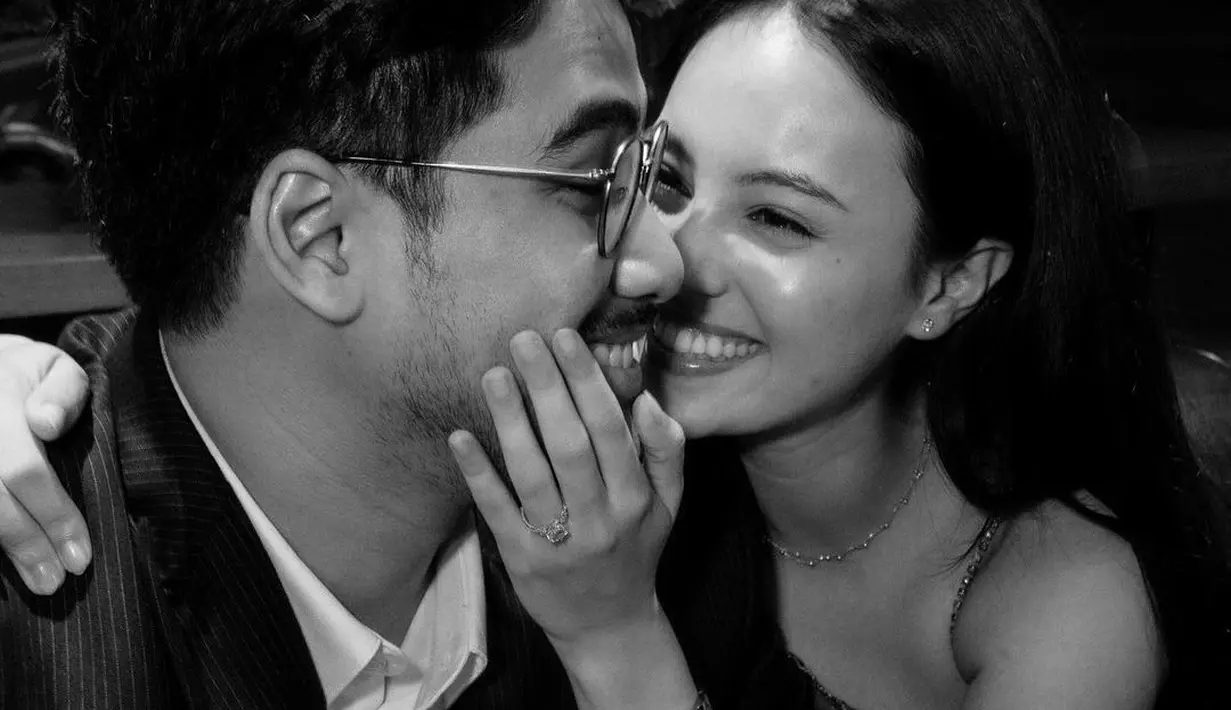 Diketahui bahwa Anggika dan Omar sudah menjalin hubungan asmara sejak 2016. [@anggikabolsterli]