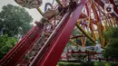 Petugas mengenakan pakaian pelindung menyemprotkan disinfektan di Dunia Fantasi (Dufan), Ancol, Jakarta, Sabtu (14/3/2020). Pembersihan sejumlah wahana di Dufan dengan menggunakan cairan disinfektan guna mengantisipasi penyebaran virus corona (Covid-19). (Liputan6.com/Faizal Fanani)