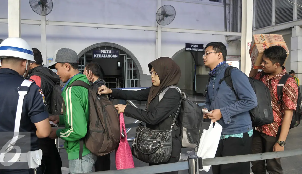 Petugas memeriksa tiket penumpang Kereta Api di Stasiun Senen, Jakarta, Jumat (9/9). Jelang libur panjang Hari Raya Idul Adha tiket Kereta reguler dan tambahan yang disiapkan PT Kereta Api Indonesia (KAI) telah habis terjual. (Liputan6.com/Yoppy Renato)