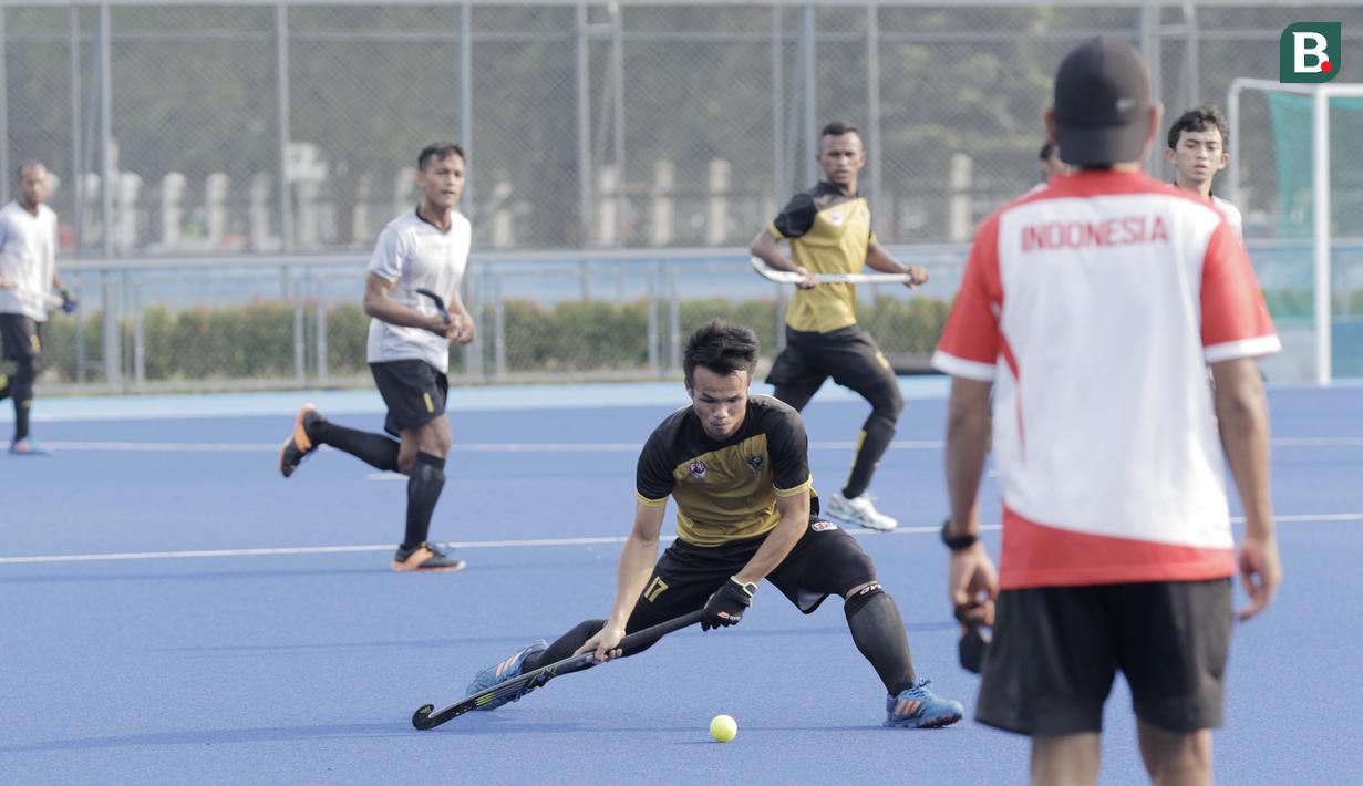 Atlet timnas hoki, Jerry Efendi, saat latihan di Lapangan Hoki, GBK, Jakarta, Jumat (7/4/2018). Latihan tersebut untuk persiapan jelang Asiang Games 2018. (Bola.com/M Iqbal Ichsan)