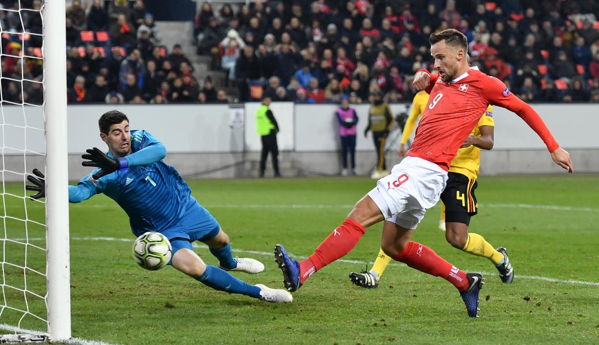 Bomber timnas Swiss Haris Saferovic menjadi bintang dengan tiga gol yang berhasil disarangkan ke gawang Belgia pada laga Nations League yang berlangsung di stadion Swissporarena, Senin (19/11). Timnas Swiss menang 5-2. (AFP/Fabrice Coffrini)