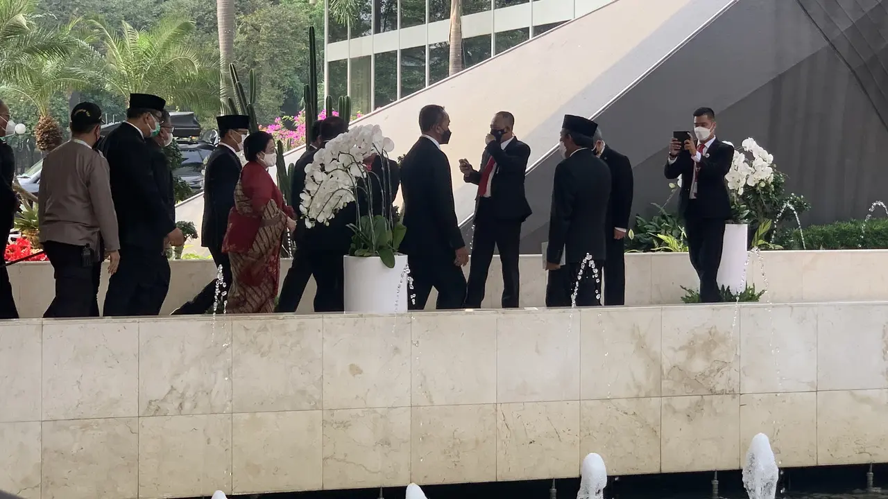 Presiden kelima Megawati Soekarnoputri tiba di sidang tahunan MPR 2022. Mega nampak mengenakan kebaya merah dan kain batik bernuansa cokelat.