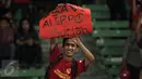 Suporter tim Kabau Sirah mengangkat tulisan dukungan buat bangsa Suriah jelang laga Persija melawan Semen Padang di Torabika Soccer Championship presented by IM3 Ooredoo di Stadion GBK, Jakarta, Minggu (8/5/2016). (Liputan6.com/Helmi Fithriansyah)