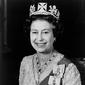 Dalam file ini potret resmi yang dirilis pada Juni 1987 dan diambil di Istana Buckingham menunjukkan Ratu Elizabeth II dari Inggris, mengenakan gaun emas dengan mahkota awal abad ke-19 yang dibuat untuk George IV. (Photo by various sources / AFP)
