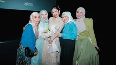 Disebut selalu positif vibes, Geng Mamayu sering kali curi perhatian saat kumpul bareng. Sudah seperti keluarga, Geng Mamayu selalu beri dukungan penuh satu sama lainnya. Meski Dinda Hauw, Aurel Hermansyah dan Margin Wieheerm tidak bisa hadiri gala premiere film baru Syifa Hadju, namun kebersamaan Geng Mamayu ini tetap terasa hangat. (Liputan6.com/IG/@lestykejora)